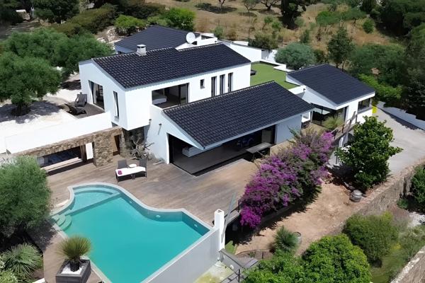 Hyères (83400) MAISON CONTEMPORAINE D'ARCHITECTE - CALME, CONFORT ET DESIGN - PARCELLE DETACHABLE DE 1500 m²