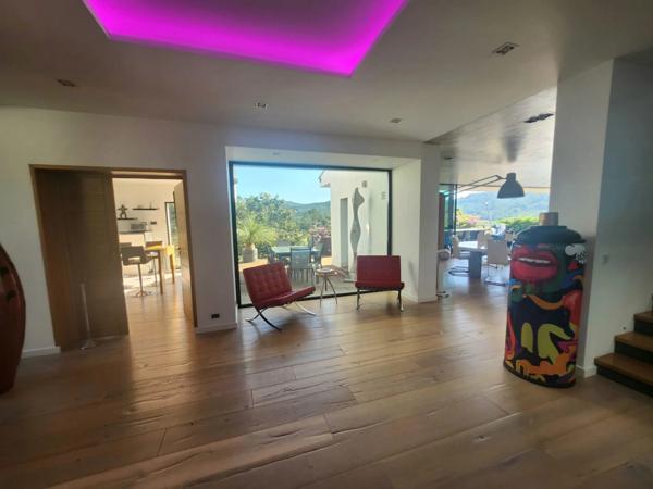 Hyères (83400) MAISON CONTEMPORAINE D'ARCHITECTE - CALME, CONFORT ET DESIGN - PARCELLE DETACHABLE DE 1500 m²