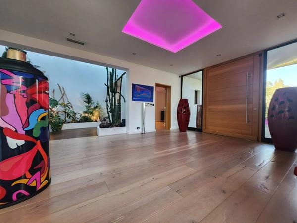 Hyères (83400) MAISON CONTEMPORAINE D'ARCHITECTE - CALME, CONFORT ET DESIGN - PARCELLE DETACHABLE DE 1500 m²