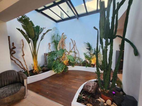 Hyères (83400) MAISON CONTEMPORAINE D'ARCHITECTE - CALME, CONFORT ET DESIGN - PARCELLE DETACHABLE DE 1500 m²