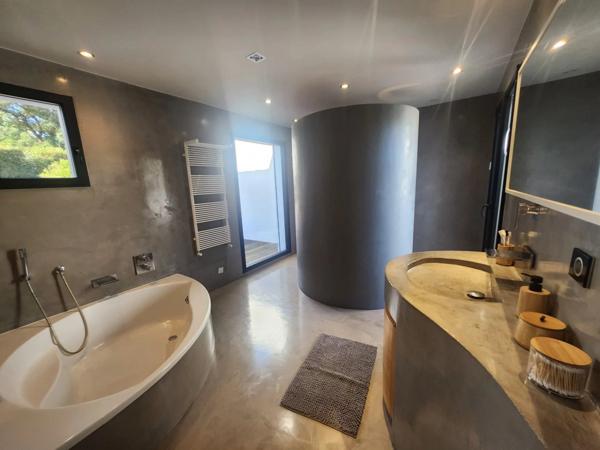 Hyères (83400) MAISON CONTEMPORAINE D'ARCHITECTE - CALME, CONFORT ET DESIGN - PARCELLE DETACHABLE DE 1500 m²