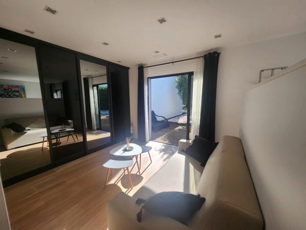 Hyères (83400) MAISON CONTEMPORAINE D'ARCHITECTE - CALME, CONFORT ET DESIGN - PARCELLE DETACHABLE DE 1500 m²