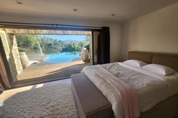 Hyères (83400) MAISON CONTEMPORAINE D'ARCHITECTE - CALME, CONFORT ET DESIGN - PARCELLE DETACHABLE DE 1500 m²