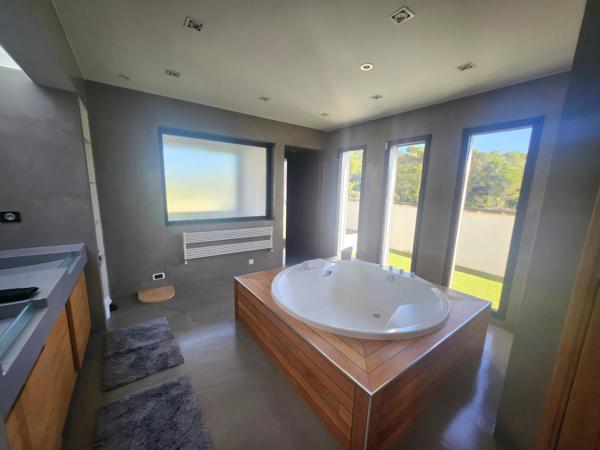 Hyères (83400) MAISON CONTEMPORAINE D'ARCHITECTE - CALME, CONFORT ET DESIGN - PARCELLE DETACHABLE DE 1500 m²