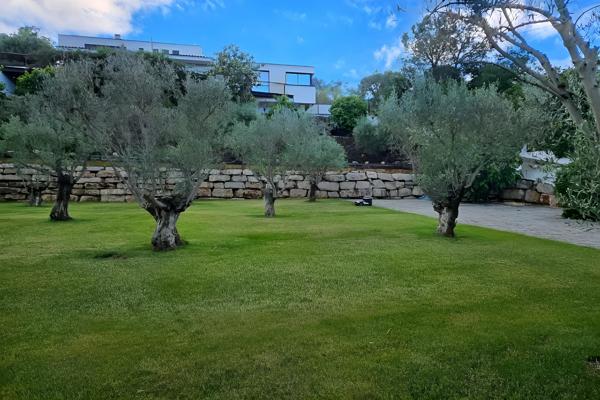 Hyères (83400) MAISON CONTEMPORAINE D'ARCHITECTE - CALME, CONFORT ET DESIGN - PARCELLE DETACHABLE DE 1500 m²