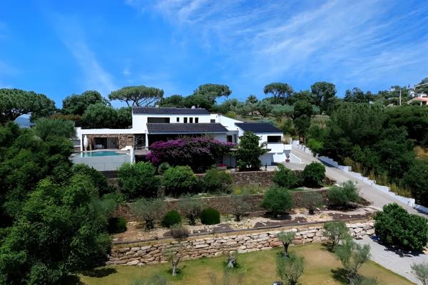 Hyères (83400) MAISON CONTEMPORAINE D'ARCHITECTE - CALME, CONFORT ET DESIGN - PARCELLE DETACHABLE DE 1500 m²