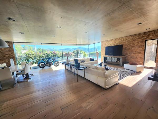 Hyères (83400) MAISON CONTEMPORAINE D'ARCHITECTE - CALME, CONFORT ET DESIGN - PARCELLE DETACHABLE DE 1500 m²