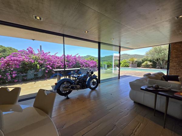 Hyères (83400) MAISON CONTEMPORAINE D'ARCHITECTE - CALME, CONFORT ET DESIGN - PARCELLE DETACHABLE DE 1500 m²