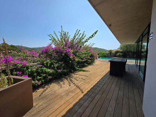 Hyères (83400) MAISON CONTEMPORAINE D'ARCHITECTE - CALME, CONFORT ET DESIGN - PARCELLE DETACHABLE DE 1500 m²