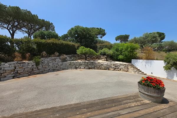 Hyères (83400) MAISON CONTEMPORAINE D'ARCHITECTE - CALME, CONFORT ET DESIGN - PARCELLE DETACHABLE DE 1500 m²