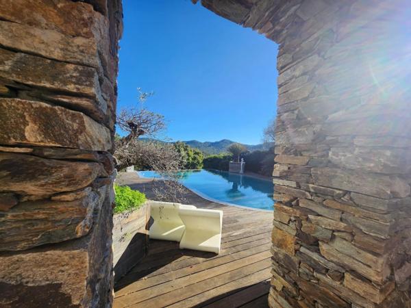 Hyères (83400) MAISON CONTEMPORAINE D'ARCHITECTE - CALME, CONFORT ET DESIGN - PARCELLE DETACHABLE DE 1500 m²