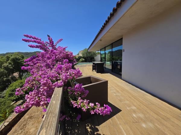 Hyères (83400) MAISON CONTEMPORAINE D'ARCHITECTE - CALME, CONFORT ET DESIGN - PARCELLE DETACHABLE DE 1500 m²