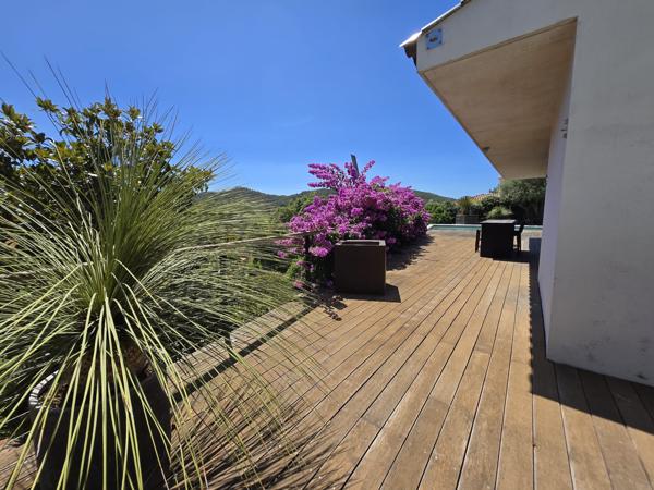 Hyères (83400) MAISON CONTEMPORAINE D'ARCHITECTE - CALME, CONFORT ET DESIGN - PARCELLE DETACHABLE DE 1500 m²