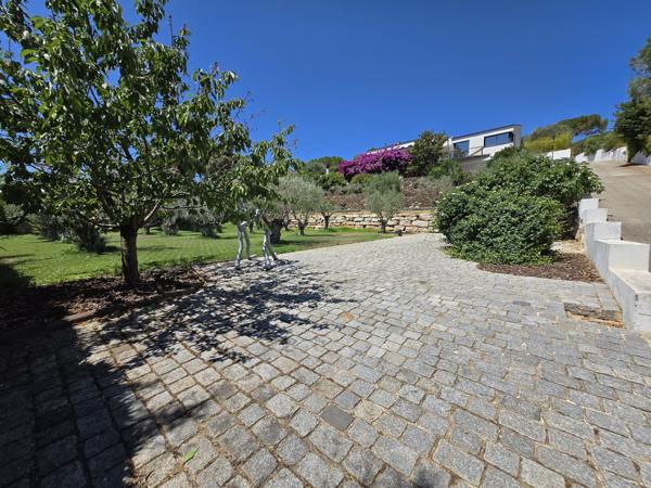 Hyères (83400) MAISON CONTEMPORAINE D'ARCHITECTE - CALME, CONFORT ET DESIGN - PARCELLE DETACHABLE DE 1500 m²