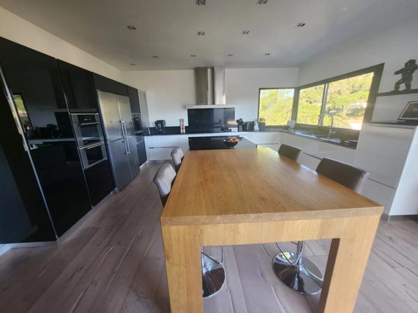 Hyères (83400) MAISON CONTEMPORAINE D'ARCHITECTE - CALME, CONFORT ET DESIGN - PARCELLE DETACHABLE DE 1500 m²