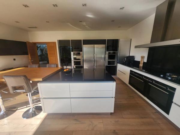 Hyères (83400) MAISON CONTEMPORAINE D'ARCHITECTE - CALME, CONFORT ET DESIGN - PARCELLE DETACHABLE DE 1500 m²