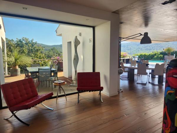 Hyères (83400) MAISON CONTEMPORAINE D'ARCHITECTE - CALME, CONFORT ET DESIGN - PARCELLE DETACHABLE DE 1500 m²