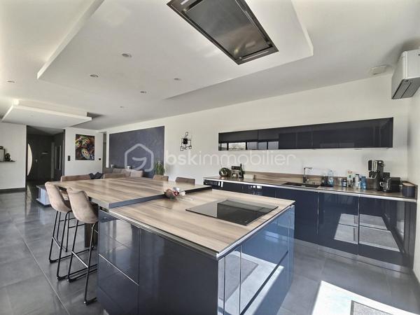 SOUS OFFRE

Coup de cœur garanti pour cette villa contemporaine, construite en 2020 aux normes RT 2012, implantée dans un lotissement résidentiel prisé de Milhaud, à seulement quelques minutes de Nîmes.

Sur une parcelle de 710 m² soigneusement aménagée, cette maison d'environ 130 m² habitables ( 165 m² au sol ) offre un cadre de vie alliant confort moderne, performance énergétique et touches de prestige.

L’entrée accueille un espace pensé dans les moindres détails. Le cœur de la maison s’articule autour d’une grande pièce de vie lumineuse et climatisée d'environ 50 m², où le séjour s’ouvre naturellement sur une cuisine entièrement équipée, un espace de vie généreux, idéal pour recevoir ou profiter en famille. La villa propose également quatre chambres, dont une chambre parentale avec dressing, et une chambre polyvalente aménagée en bureau avec coin cuisine d'environ 18 m², idéale pour le télétravail ou l’accueil d’un proche en toute autonomie. Une salle d’eau et un WC séparé complètent les espaces de vie. Le grand garage de 36 m² et les multiples places de stationnement garantissent un confort du quotidien rare.

Double vitrage, baie vitrée à galandage pour une luminosité optimale et une ouverture fluide sur l’extérieur, et domotique intégrée pour piloter votre maison en toute simplicité.

Équipée d’un cumulus thermodynamique et de panneaux photovoltaïques, cette villa vous permet de réduire significativement vos factures énergétiques. Un vrai atout dans le contexte actuel.

La cerise sur le gâteau ? Une piscine de style balinais 3,5 x 7 m, chauffée et traitée au chlore, pour profiter des longues journées ensoleillées gardoises sans quitter votre jardin.

Assurance décennale et attestation de conformité.
Charges de lotissement : environ 320 €/an. 
Taxe foncière : 2 520 €.

Cette villa est rare sur le secteur. Les biens de cette qualité partent vite.

Les photos extérieures, dont celle de la piscine, ont été légèrement retravaillées par l’IA, celle-ci étant actuellement en cours de nettoyage afin de retrouver sa couleur bleue.

Contactez-moi dès aujourd’hui pour organiser une visite privée.