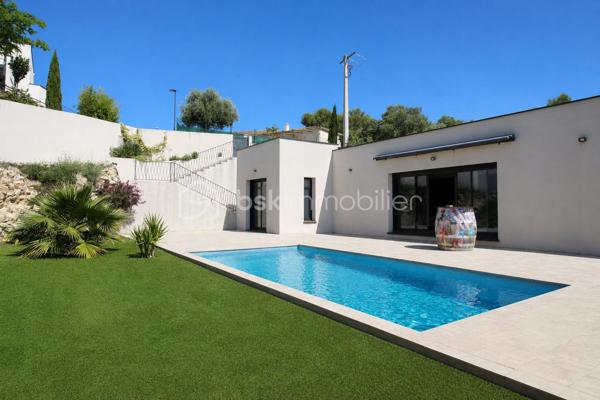SOUS OFFRE

Coup de cœur garanti pour cette villa contemporaine, construite en 2020 aux normes RT 2012, implantée dans un lotissement résidentiel prisé de Milhaud, à seulement quelques minutes de Nîmes.

Sur une parcelle de 710 m² soigneusement aménagée, cette maison d'environ 130 m² habitables ( 165 m² au sol ) offre un cadre de vie alliant confort moderne, performance énergétique et touches de prestige.

L’entrée accueille un espace pensé dans les moindres détails. Le cœur de la maison s’articule autour d’une grande pièce de vie lumineuse et climatisée d'environ 50 m², où le séjour s’ouvre naturellement sur une cuisine entièrement équipée, un espace de vie généreux, idéal pour recevoir ou profiter en famille. La villa propose également quatre chambres, dont une chambre parentale avec dressing, et une chambre polyvalente aménagée en bureau avec coin cuisine d'environ 18 m², idéale pour le télétravail ou l’accueil d’un proche en toute autonomie. Une salle d’eau et un WC séparé complètent les espaces de vie. Le grand garage de 36 m² et les multiples places de stationnement garantissent un confort du quotidien rare.

Double vitrage, baie vitrée à galandage pour une luminosité optimale et une ouverture fluide sur l’extérieur, et domotique intégrée pour piloter votre maison en toute simplicité.

Équipée d’un cumulus thermodynamique et de panneaux photovoltaïques, cette villa vous permet de réduire significativement vos factures énergétiques. Un vrai atout dans le contexte actuel.

La cerise sur le gâteau ? Une piscine de style balinais 3,5 x 7 m, chauffée et traitée au chlore, pour profiter des longues journées ensoleillées gardoises sans quitter votre jardin.

Assurance décennale et attestation de conformité.
Charges de lotissement : environ 320 €/an. 
Taxe foncière : 2 520 €.

Cette villa est rare sur le secteur. Les biens de cette qualité partent vite.

Les photos extérieures, dont celle de la piscine, ont été légèrement retravaillées par l’IA, celle-ci étant actuellement en cours de nettoyage afin de retrouver sa couleur bleue.

Contactez-moi dès aujourd’hui pour organiser une visite privée.