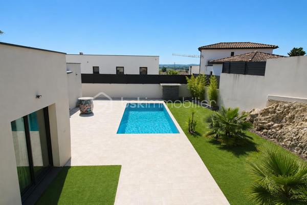 SOUS OFFRE

Coup de cœur garanti pour cette villa contemporaine, construite en 2020 aux normes RT 2012, implantée dans un lotissement résidentiel prisé de Milhaud, à seulement quelques minutes de Nîmes.

Sur une parcelle de 710 m² soigneusement aménagée, cette maison d'environ 130 m² habitables ( 165 m² au sol ) offre un cadre de vie alliant confort moderne, performance énergétique et touches de prestige.

L’entrée accueille un espace pensé dans les moindres détails. Le cœur de la maison s’articule autour d’une grande pièce de vie lumineuse et climatisée d'environ 50 m², où le séjour s’ouvre naturellement sur une cuisine entièrement équipée, un espace de vie généreux, idéal pour recevoir ou profiter en famille. La villa propose également quatre chambres, dont une chambre parentale avec dressing, et une chambre polyvalente aménagée en bureau avec coin cuisine d'environ 18 m², idéale pour le télétravail ou l’accueil d’un proche en toute autonomie. Une salle d’eau et un WC séparé complètent les espaces de vie. Le grand garage de 36 m² et les multiples places de stationnement garantissent un confort du quotidien rare.

Double vitrage, baie vitrée à galandage pour une luminosité optimale et une ouverture fluide sur l’extérieur, et domotique intégrée pour piloter votre maison en toute simplicité.

Équipée d’un cumulus thermodynamique et de panneaux photovoltaïques, cette villa vous permet de réduire significativement vos factures énergétiques. Un vrai atout dans le contexte actuel.

La cerise sur le gâteau ? Une piscine de style balinais 3,5 x 7 m, chauffée et traitée au chlore, pour profiter des longues journées ensoleillées gardoises sans quitter votre jardin.

Assurance décennale et attestation de conformité.
Charges de lotissement : environ 320 €/an. 
Taxe foncière : 2 520 €.

Cette villa est rare sur le secteur. Les biens de cette qualité partent vite.

Les photos extérieures, dont celle de la piscine, ont été légèrement retravaillées par l’IA, celle-ci étant actuellement en cours de nettoyage afin de retrouver sa couleur bleue.

Contactez-moi dès aujourd’hui pour organiser une visite privée.