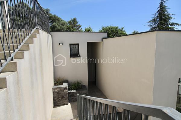 SOUS OFFRE

Coup de cœur garanti pour cette villa contemporaine, construite en 2020 aux normes RT 2012, implantée dans un lotissement résidentiel prisé de Milhaud, à seulement quelques minutes de Nîmes.

Sur une parcelle de 710 m² soigneusement aménagée, cette maison d'environ 130 m² habitables ( 165 m² au sol ) offre un cadre de vie alliant confort moderne, performance énergétique et touches de prestige.

L’entrée accueille un espace pensé dans les moindres détails. Le cœur de la maison s’articule autour d’une grande pièce de vie lumineuse et climatisée d'environ 50 m², où le séjour s’ouvre naturellement sur une cuisine entièrement équipée, un espace de vie généreux, idéal pour recevoir ou profiter en famille. La villa propose également quatre chambres, dont une chambre parentale avec dressing, et une chambre polyvalente aménagée en bureau avec coin cuisine d'environ 18 m², idéale pour le télétravail ou l’accueil d’un proche en toute autonomie. Une salle d’eau et un WC séparé complètent les espaces de vie. Le grand garage de 36 m² et les multiples places de stationnement garantissent un confort du quotidien rare.

Double vitrage, baie vitrée à galandage pour une luminosité optimale et une ouverture fluide sur l’extérieur, et domotique intégrée pour piloter votre maison en toute simplicité.

Équipée d’un cumulus thermodynamique et de panneaux photovoltaïques, cette villa vous permet de réduire significativement vos factures énergétiques. Un vrai atout dans le contexte actuel.

La cerise sur le gâteau ? Une piscine de style balinais 3,5 x 7 m, chauffée et traitée au chlore, pour profiter des longues journées ensoleillées gardoises sans quitter votre jardin.

Assurance décennale et attestation de conformité.
Charges de lotissement : environ 320 €/an. 
Taxe foncière : 2 520 €.

Cette villa est rare sur le secteur. Les biens de cette qualité partent vite.

Les photos extérieures, dont celle de la piscine, ont été légèrement retravaillées par l’IA, celle-ci étant actuellement en cours de nettoyage afin de retrouver sa couleur bleue.

Contactez-moi dès aujourd’hui pour organiser une visite privée.