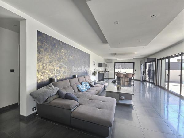 SOUS OFFRE

Coup de cœur garanti pour cette villa contemporaine, construite en 2020 aux normes RT 2012, implantée dans un lotissement résidentiel prisé de Milhaud, à seulement quelques minutes de Nîmes.

Sur une parcelle de 710 m² soigneusement aménagée, cette maison d'environ 130 m² habitables ( 165 m² au sol ) offre un cadre de vie alliant confort moderne, performance énergétique et touches de prestige.

L’entrée accueille un espace pensé dans les moindres détails. Le cœur de la maison s’articule autour d’une grande pièce de vie lumineuse et climatisée d'environ 50 m², où le séjour s’ouvre naturellement sur une cuisine entièrement équipée, un espace de vie généreux, idéal pour recevoir ou profiter en famille. La villa propose également quatre chambres, dont une chambre parentale avec dressing, et une chambre polyvalente aménagée en bureau avec coin cuisine d'environ 18 m², idéale pour le télétravail ou l’accueil d’un proche en toute autonomie. Une salle d’eau et un WC séparé complètent les espaces de vie. Le grand garage de 36 m² et les multiples places de stationnement garantissent un confort du quotidien rare.

Double vitrage, baie vitrée à galandage pour une luminosité optimale et une ouverture fluide sur l’extérieur, et domotique intégrée pour piloter votre maison en toute simplicité.

Équipée d’un cumulus thermodynamique et de panneaux photovoltaïques, cette villa vous permet de réduire significativement vos factures énergétiques. Un vrai atout dans le contexte actuel.

La cerise sur le gâteau ? Une piscine de style balinais 3,5 x 7 m, chauffée et traitée au chlore, pour profiter des longues journées ensoleillées gardoises sans quitter votre jardin.

Assurance décennale et attestation de conformité.
Charges de lotissement : environ 320 €/an. 
Taxe foncière : 2 520 €.

Cette villa est rare sur le secteur. Les biens de cette qualité partent vite.

Les photos extérieures, dont celle de la piscine, ont été légèrement retravaillées par l’IA, celle-ci étant actuellement en cours de nettoyage afin de retrouver sa couleur bleue.

Contactez-moi dès aujourd’hui pour organiser une visite privée.