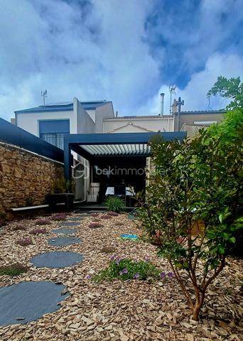 Idéalement située dans le très recherché quartier de la Gare, à proximité du marché ARAGO, cette agréable maison récente construite en 2017 vous séduira par ses prestations de qualité, sa fonctionnalité et son environnement privilégié.
Dès l'entrée, vous découvrirez un espace accueillant comprenant un vestiaire, des toilettes indépendantes ainsi qu'une pièce chaufferie- buanderie pouvant également être aménagée en bureau, chambre d'appoint selon vos besoins.
La pièce de vie lumineuse et contemporaine s'articule autour d'une superbe cuisine haut de gamme entièrement équipée, ouverte sur un espace salle à manger convivial.
L'ensemble bénéficie d'un accès direct vers l'extérieur, ou vous profiterez d'une agréable terrasse couverte et d'un charmant jardin clos de murs, un véritable cocon de tranquillité.
A l'étage, un palier dessert deux belles chambres, des toilettes indépendantes ainsi qu'une élégante salle d'eau équipée d'une douche à l'italienne.
Une maison clé en main alliant confort moderne, qualité de construction et emplacement de choix, idéale pour une résidence principale ou secondaire. A DECOUVRIR SANS TARDER!