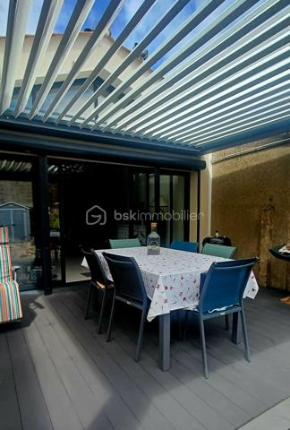 Idéalement située dans le très recherché quartier de la Gare, à proximité du marché ARAGO, cette agréable maison récente construite en 2017 vous séduira par ses prestations de qualité, sa fonctionnalité et son environnement privilégié.
Dès l'entrée, vous découvrirez un espace accueillant comprenant un vestiaire, des toilettes indépendantes ainsi qu'une pièce chaufferie- buanderie pouvant également être aménagée en bureau, chambre d'appoint selon vos besoins.
La pièce de vie lumineuse et contemporaine s'articule autour d'une superbe cuisine haut de gamme entièrement équipée, ouverte sur un espace salle à manger convivial.
L'ensemble bénéficie d'un accès direct vers l'extérieur, ou vous profiterez d'une agréable terrasse couverte et d'un charmant jardin clos de murs, un véritable cocon de tranquillité.
A l'étage, un palier dessert deux belles chambres, des toilettes indépendantes ainsi qu'une élégante salle d'eau équipée d'une douche à l'italienne.
Une maison clé en main alliant confort moderne, qualité de construction et emplacement de choix, idéale pour une résidence principale ou secondaire. A DECOUVRIR SANS TARDER!