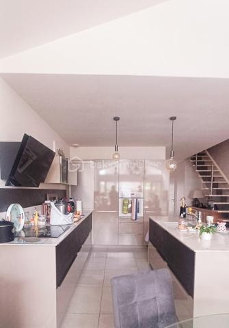 Idéalement située dans le très recherché quartier de la Gare, à proximité du marché ARAGO, cette agréable maison récente construite en 2017 vous séduira par ses prestations de qualité, sa fonctionnalité et son environnement privilégié.
Dès l'entrée, vous découvrirez un espace accueillant comprenant un vestiaire, des toilettes indépendantes ainsi qu'une pièce chaufferie- buanderie pouvant également être aménagée en bureau, chambre d'appoint selon vos besoins.
La pièce de vie lumineuse et contemporaine s'articule autour d'une superbe cuisine haut de gamme entièrement équipée, ouverte sur un espace salle à manger convivial.
L'ensemble bénéficie d'un accès direct vers l'extérieur, ou vous profiterez d'une agréable terrasse couverte et d'un charmant jardin clos de murs, un véritable cocon de tranquillité.
A l'étage, un palier dessert deux belles chambres, des toilettes indépendantes ainsi qu'une élégante salle d'eau équipée d'une douche à l'italienne.
Une maison clé en main alliant confort moderne, qualité de construction et emplacement de choix, idéale pour une résidence principale ou secondaire. A DECOUVRIR SANS TARDER!