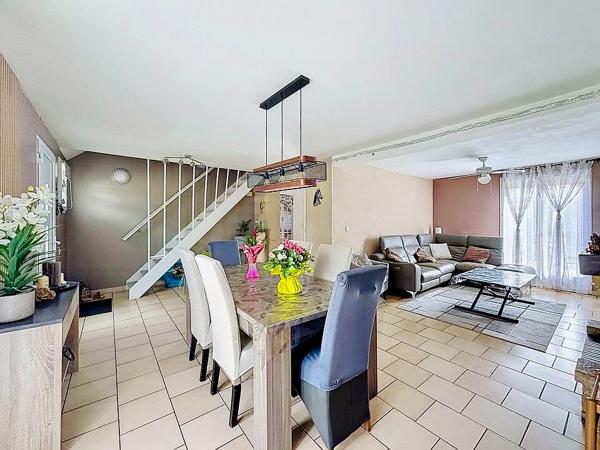 Maison indépendante 4chambres, proche des commodités et écoles