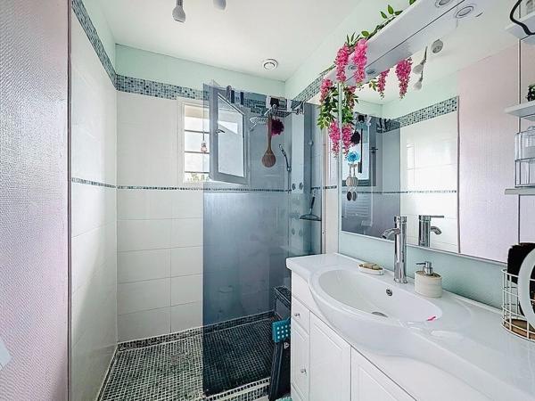 Maison indépendante 4chambres, proche des commodités et écoles