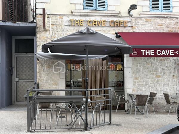 Fonds de commerce avec bail commercial sécurisé
Idéalement situé au cœur de Valserhone, sur un axe passant de la rue de la République, ce fonds de commerce de bar, café et petite restauration bénéficie d'un emplacement de choix, d'un local en très bon état et d'un bail commercial fraîchement renouvelé.

Le local d'exploitation de 37 m²

Salle de bar avec belle vitrine donnant sur la rue de la République
Arrière-boutique aménagée en service de commerce
Local en très bon état, équipé d'une climatisation
Cave en sous-sol avec servitude d'accès
Activité
Bar, café, vente de glaces, vente de boissons à emporter, petite restauration
Exploitation personnelle depuis 2015
Bail commercial
Bail renouvelé le 20/10/2020 pour 9 ans fermes, du 15/08/2020 au 14/08/2029
Loyer actuel : 645 € HT/mois (774 € TTC), + provision sur charges de 65 €/mois
Révision triennale légale (indexation ILC)
Faculté de sortie triennale

Un plus non négligeable

Appartement à l'étage T2  31 m² avec cuisine équipée, chambre, salle d'eau.