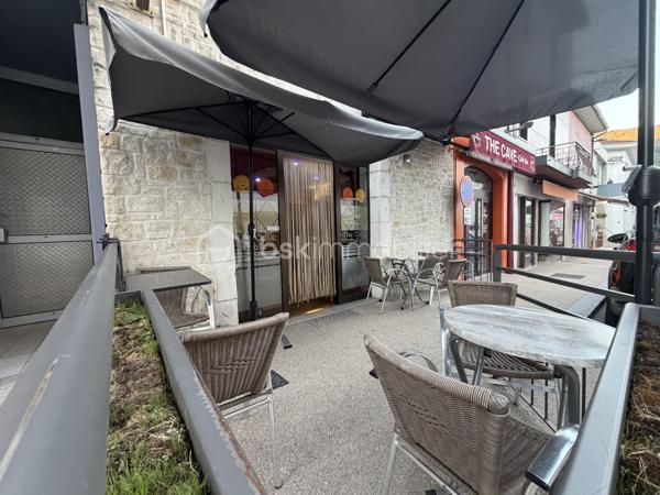 Fonds de commerce avec bail commercial sécurisé
Idéalement situé au cœur de Valserhone, sur un axe passant de la rue de la République, ce fonds de commerce de bar, café et petite restauration bénéficie d'un emplacement de choix, d'un local en très bon état et d'un bail commercial fraîchement renouvelé.

Le local d'exploitation de 37 m²

Salle de bar avec belle vitrine donnant sur la rue de la République
Arrière-boutique aménagée en service de commerce
Local en très bon état, équipé d'une climatisation
Cave en sous-sol avec servitude d'accès
Activité
Bar, café, vente de glaces, vente de boissons à emporter, petite restauration
Exploitation personnelle depuis 2015
Bail commercial
Bail renouvelé le 20/10/2020 pour 9 ans fermes, du 15/08/2020 au 14/08/2029
Loyer actuel : 645 € HT/mois (774 € TTC), + provision sur charges de 65 €/mois
Révision triennale légale (indexation ILC)
Faculté de sortie triennale

Un plus non négligeable

Appartement à l'étage T2  31 m² avec cuisine équipée, chambre, salle d'eau.