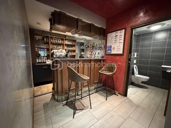 Fonds de commerce avec bail commercial sécurisé
Idéalement situé au cœur de Valserhone, sur un axe passant de la rue de la République, ce fonds de commerce de bar, café et petite restauration bénéficie d'un emplacement de choix, d'un local en très bon état et d'un bail commercial fraîchement renouvelé.

Le local d'exploitation de 37 m²

Salle de bar avec belle vitrine donnant sur la rue de la République
Arrière-boutique aménagée en service de commerce
Local en très bon état, équipé d'une climatisation
Cave en sous-sol avec servitude d'accès
Activité
Bar, café, vente de glaces, vente de boissons à emporter, petite restauration
Exploitation personnelle depuis 2015
Bail commercial
Bail renouvelé le 20/10/2020 pour 9 ans fermes, du 15/08/2020 au 14/08/2029
Loyer actuel : 645 € HT/mois (774 € TTC), + provision sur charges de 65 €/mois
Révision triennale légale (indexation ILC)
Faculté de sortie triennale

Un plus non négligeable

Appartement à l'étage T2  31 m² avec cuisine équipée, chambre, salle d'eau.