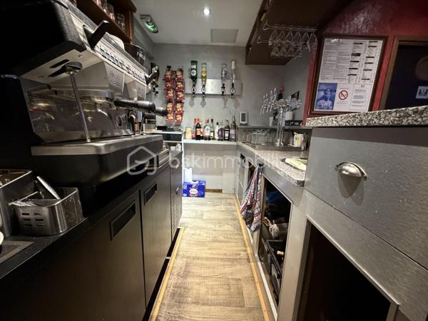 Fonds de commerce avec bail commercial sécurisé
Idéalement situé au cœur de Valserhone, sur un axe passant de la rue de la République, ce fonds de commerce de bar, café et petite restauration bénéficie d'un emplacement de choix, d'un local en très bon état et d'un bail commercial fraîchement renouvelé.

Le local d'exploitation de 37 m²

Salle de bar avec belle vitrine donnant sur la rue de la République
Arrière-boutique aménagée en service de commerce
Local en très bon état, équipé d'une climatisation
Cave en sous-sol avec servitude d'accès
Activité
Bar, café, vente de glaces, vente de boissons à emporter, petite restauration
Exploitation personnelle depuis 2015
Bail commercial
Bail renouvelé le 20/10/2020 pour 9 ans fermes, du 15/08/2020 au 14/08/2029
Loyer actuel : 645 € HT/mois (774 € TTC), + provision sur charges de 65 €/mois
Révision triennale légale (indexation ILC)
Faculté de sortie triennale

Un plus non négligeable

Appartement à l'étage T2  31 m² avec cuisine équipée, chambre, salle d'eau.