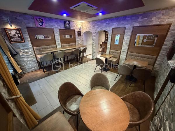 Fonds de commerce avec bail commercial sécurisé
Idéalement situé au cœur de Valserhone, sur un axe passant de la rue de la République, ce fonds de commerce de bar, café et petite restauration bénéficie d'un emplacement de choix, d'un local en très bon état et d'un bail commercial fraîchement renouvelé.

Le local d'exploitation de 37 m²

Salle de bar avec belle vitrine donnant sur la rue de la République
Arrière-boutique aménagée en service de commerce
Local en très bon état, équipé d'une climatisation
Cave en sous-sol avec servitude d'accès
Activité
Bar, café, vente de glaces, vente de boissons à emporter, petite restauration
Exploitation personnelle depuis 2015
Bail commercial
Bail renouvelé le 20/10/2020 pour 9 ans fermes, du 15/08/2020 au 14/08/2029
Loyer actuel : 645 € HT/mois (774 € TTC), + provision sur charges de 65 €/mois
Révision triennale légale (indexation ILC)
Faculté de sortie triennale

Un plus non négligeable

Appartement à l'étage T2  31 m² avec cuisine équipée, chambre, salle d'eau.