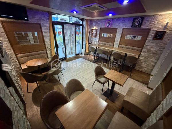 Fonds de commerce avec bail commercial sécurisé
Idéalement situé au cœur de Valserhone, sur un axe passant de la rue de la République, ce fonds de commerce de bar, café et petite restauration bénéficie d'un emplacement de choix, d'un local en très bon état et d'un bail commercial fraîchement renouvelé.

Le local d'exploitation de 37 m²

Salle de bar avec belle vitrine donnant sur la rue de la République
Arrière-boutique aménagée en service de commerce
Local en très bon état, équipé d'une climatisation
Cave en sous-sol avec servitude d'accès
Activité
Bar, café, vente de glaces, vente de boissons à emporter, petite restauration
Exploitation personnelle depuis 2015
Bail commercial
Bail renouvelé le 20/10/2020 pour 9 ans fermes, du 15/08/2020 au 14/08/2029
Loyer actuel : 645 € HT/mois (774 € TTC), + provision sur charges de 65 €/mois
Révision triennale légale (indexation ILC)
Faculté de sortie triennale

Un plus non négligeable

Appartement à l'étage T2  31 m² avec cuisine équipée, chambre, salle d'eau.