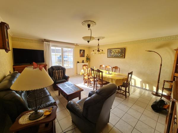 Appartement type 4 avec ascenseur, 2 garages et une cave en plein centre de Saint Galmier