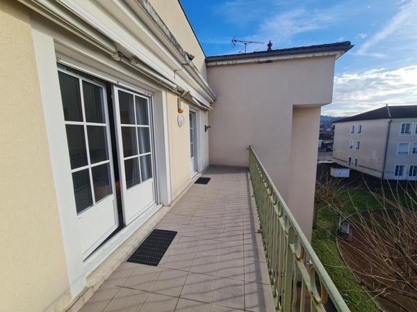 Appartement type 4 avec ascenseur, 2 garages et une cave en plein centre de Saint Galmier
