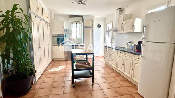 Charmante villa de 115 m2, deux chambres, deux salles d'eau, jardin et garage.