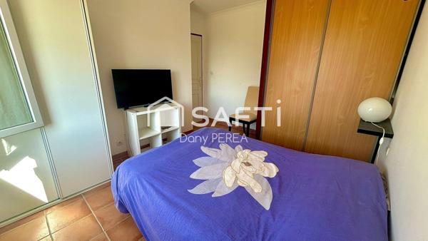 Charmante villa de 115 m2, deux chambres, deux salles d'eau, jardin et garage.