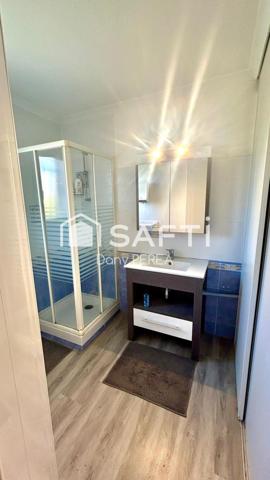 Charmante villa de 115 m2, deux chambres, deux salles d'eau, jardin et garage.