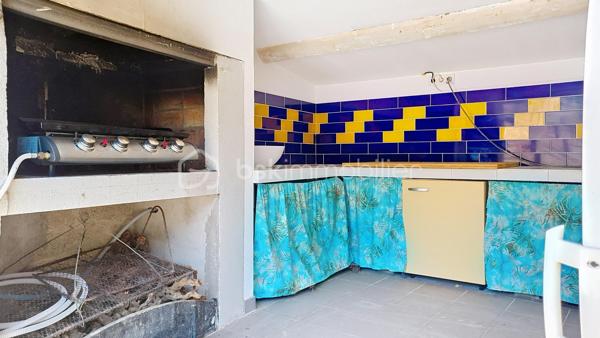 Sur Thuir, venez découvrir cette magnifique maison de caractère issue de la rénovation complète en 2013 d'une ancienne cave vinicole.
Un bien atypique alliant le charme de l'ancien et le confort moderne grâce à des matériaux de qualité soigneusement sélectionnés.

Au rez-de-chaussée, vous profiterez d'un bel espace de vie comprenant un salon/séjour avec cuisine ouverte, une buanderie ainsi qu'un WC avec lave-mains.

L'étage est composé d'un dégagement qui dessert trois chambres avec rangements, dont deux avec un balcon.
Vous bénéficierez également d'une salle d'eau avec WC.

À l'extérieur, la propriété offre un cadre de vie particulièrement agréable avec une piscine, une cuisine d'été idéale pour recevoir famille et amis, un atelier, un local technique piscine, une terrasse ainsi qu'une allée permettant le stationnement de deux véhicules.

Cette maison séduira les amateurs de biens authentiques à la recherche d'un lieu de vie unique, bénéficiant d'un cachet rare sur le secteur de Thuir.

Les plus :

* Ancienne cave vinicole rénovée en 2013
* 3 chambres
* Piscine avec douche
* Climatisation
* Cuisine d'été
* Atelier
* Terrasse
* Puit avec pompe
* Stationnement privatif pour deux véhicules
* Proche de tous commerce

À découvrir sans tarder.