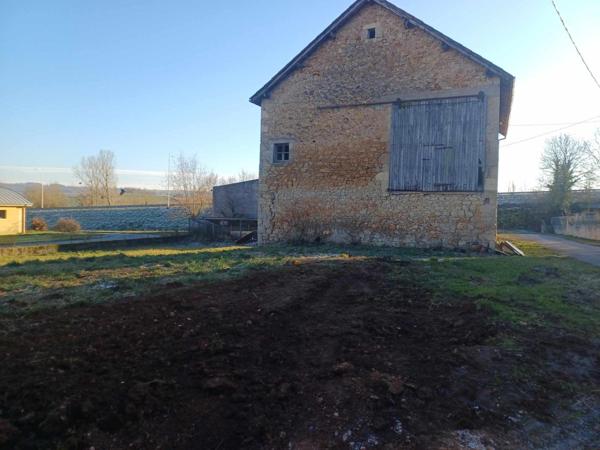 Idéalement située à 20mn de Villefranche de Rouergue , 15mn de Decazeville et 25mn de Rodez .