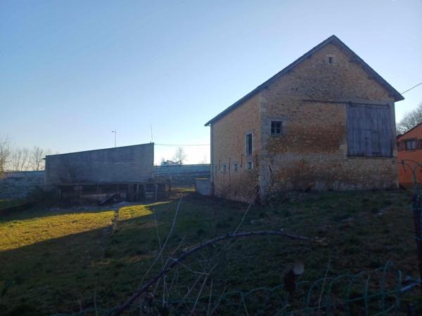 Idéalement située à 20mn de Villefranche de Rouergue , 15mn de Decazeville et 25mn de Rodez .