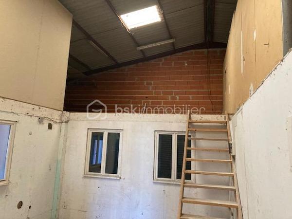 Local d activites de 204 m²