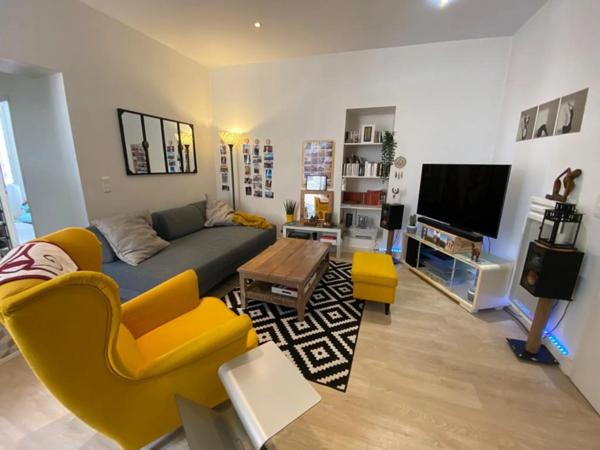 LANGON CENTRE VILLE - Immeuble en pierres comprenant 2 appartements loués et 1 local commercial