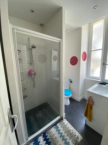 LANGON CENTRE VILLE - Immeuble en pierres comprenant 2 appartements loués et 1 local commercial