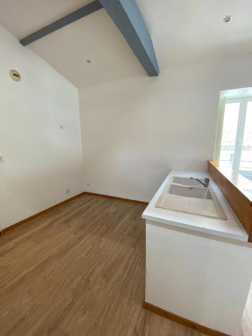 LANGON CENTRE VILLE - Immeuble en pierres comprenant 2 appartements loués et 1 local commercial