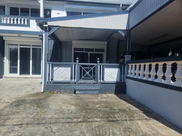 Rdc commercial 90 m2  route Nationale Sainte-Anne  /Saint-François